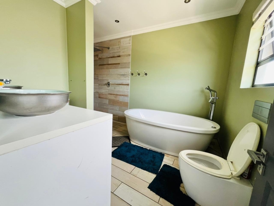 6 Bedroom Property for Sale in Gonubie Eastern Cape